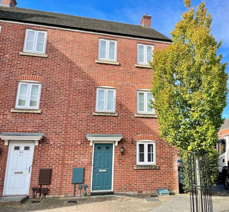 5 Bed House In Gloucester Hucclecote Zewnętrze zdjęcie