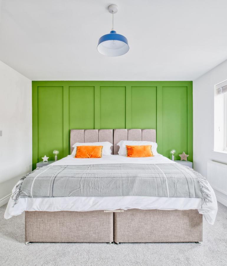 5 Bed House In Gloucester Hucclecote Zewnętrze zdjęcie