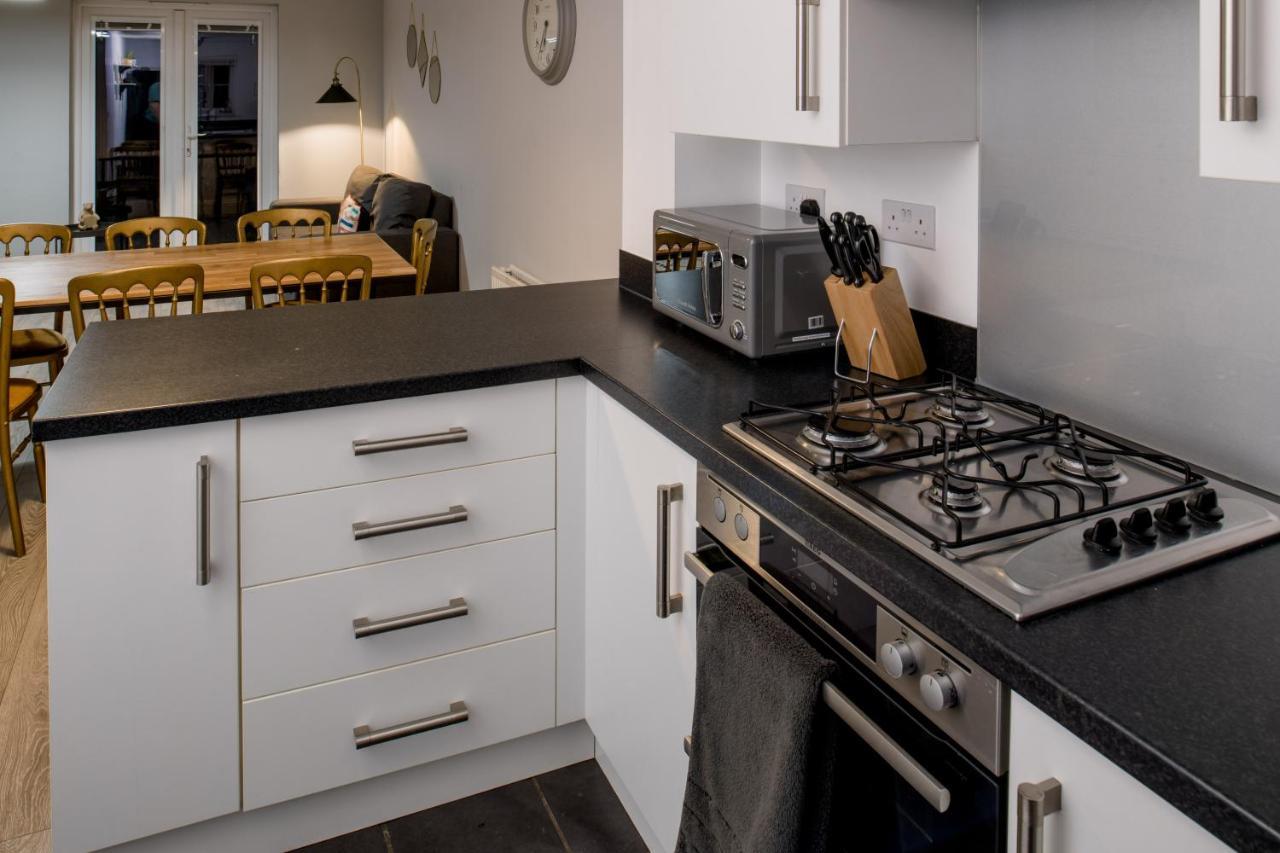 5 Bed House In Gloucester Hucclecote Zewnętrze zdjęcie