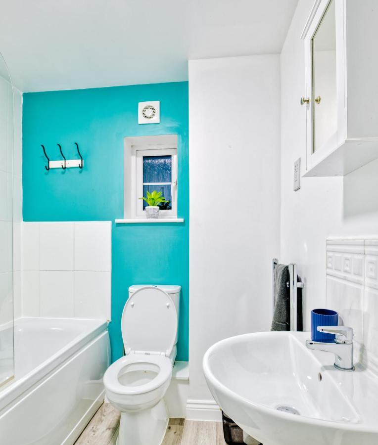 5 Bed House In Gloucester Hucclecote Zewnętrze zdjęcie