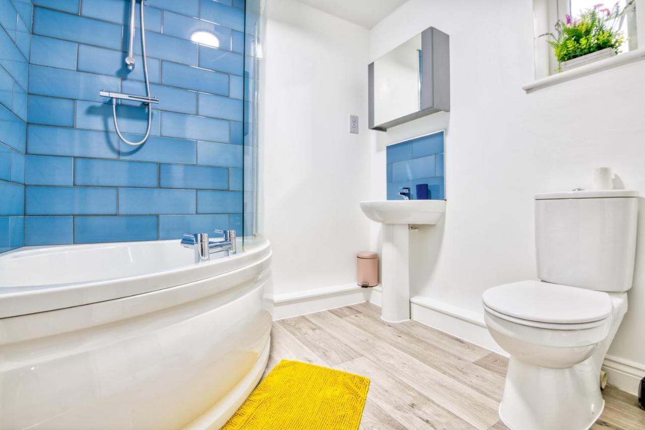 5 Bed House In Gloucester Hucclecote Zewnętrze zdjęcie