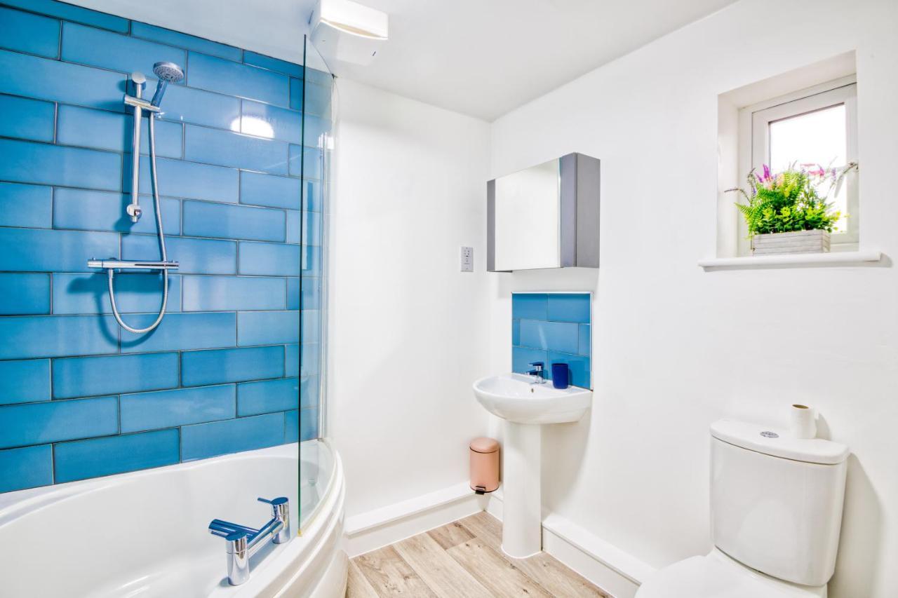 5 Bed House In Gloucester Hucclecote Zewnętrze zdjęcie